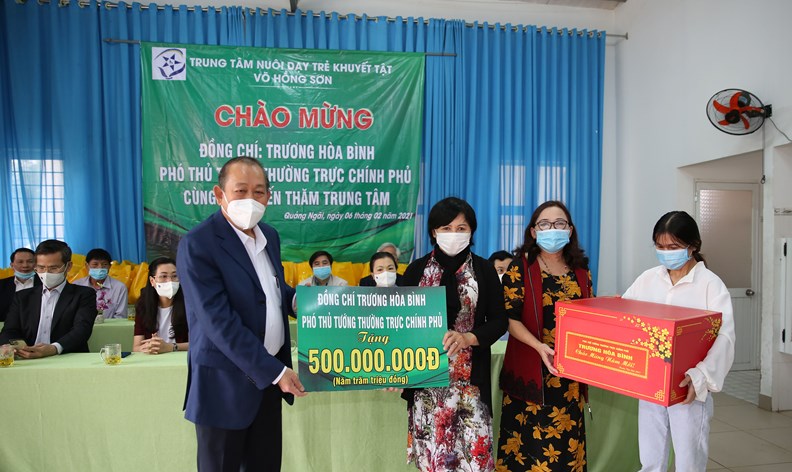 Phó Thủ tướng Thường trực tặng quà Trung tâm nuôi dạy trẻ khuyết tật - ảnh 2